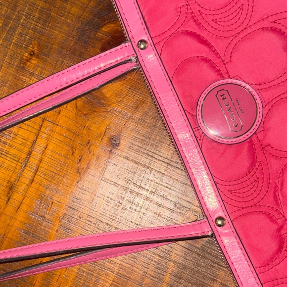 Coach Vintage Y2K Quilted Tote Bag: Rose Pink Signature, Patent Leather Trim - Picture 13 of 16